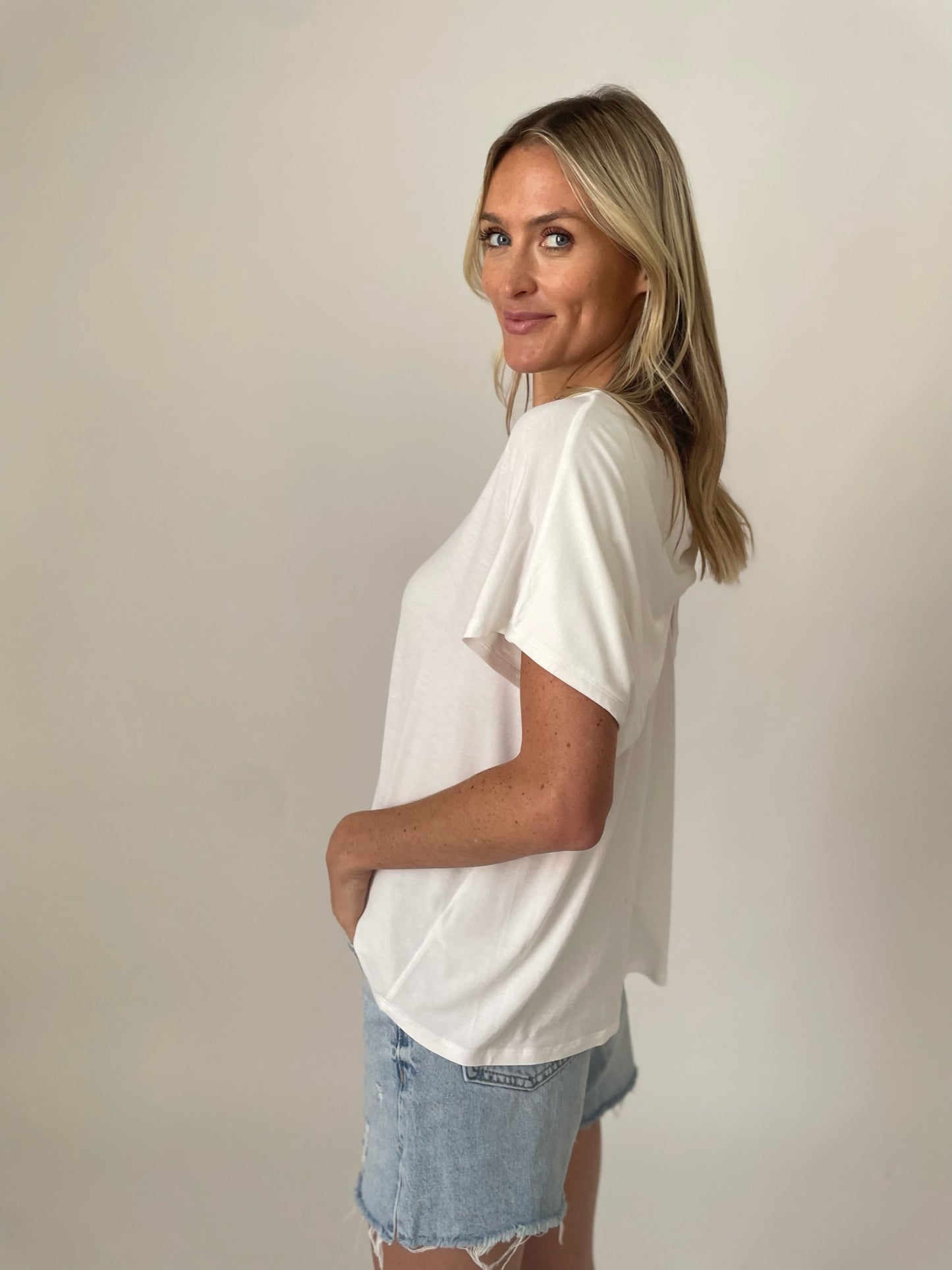 kelsey twist back tee [ivory]