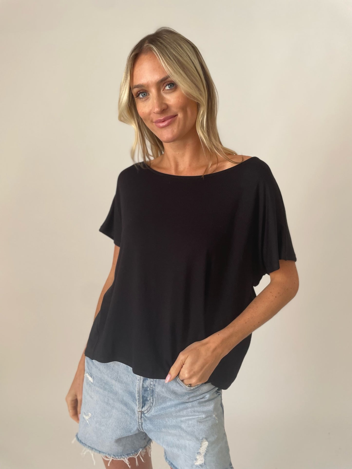 kelsey twist back tee [black]
