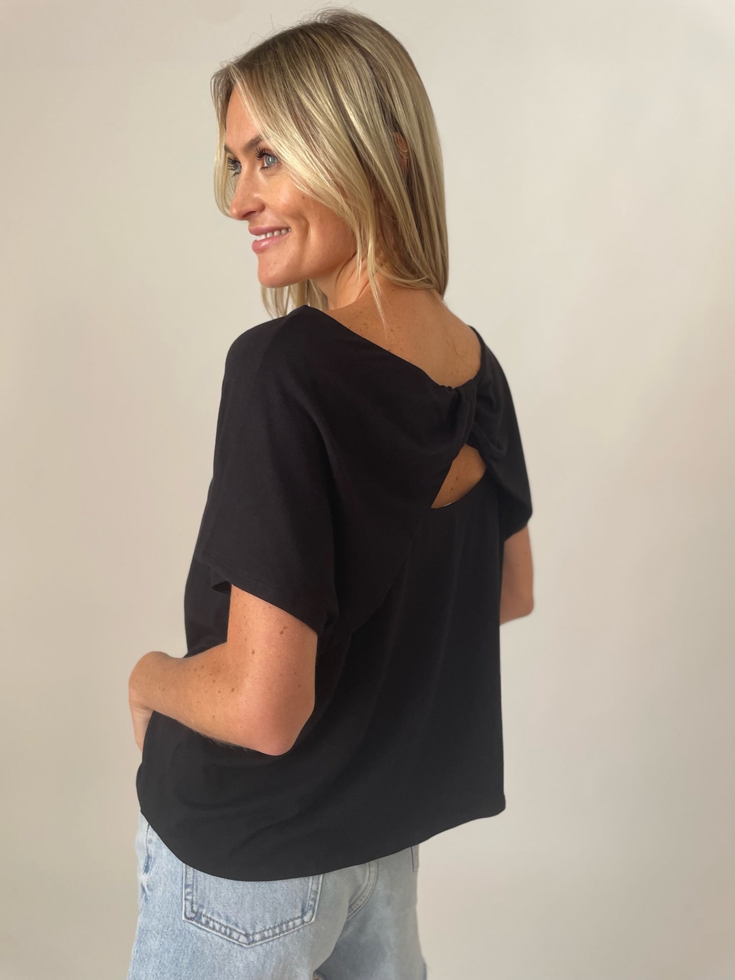 kelsey twist back tee [black]