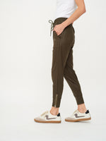 Load image into Gallery viewer, headliner coated jogger [olive]
